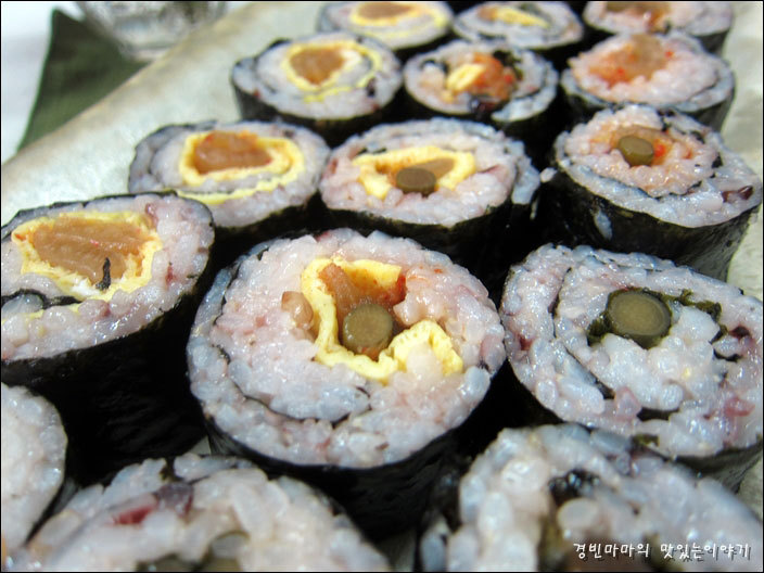 묵은지 볶음과 깻잎장아찌로 만든 촌스런김밥 ::: 82cook.com