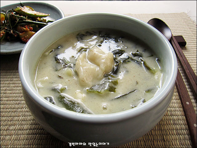 한끼 든든한 식사가 되는 들깨 미역 수제비 어때요? ::: 82cook.com